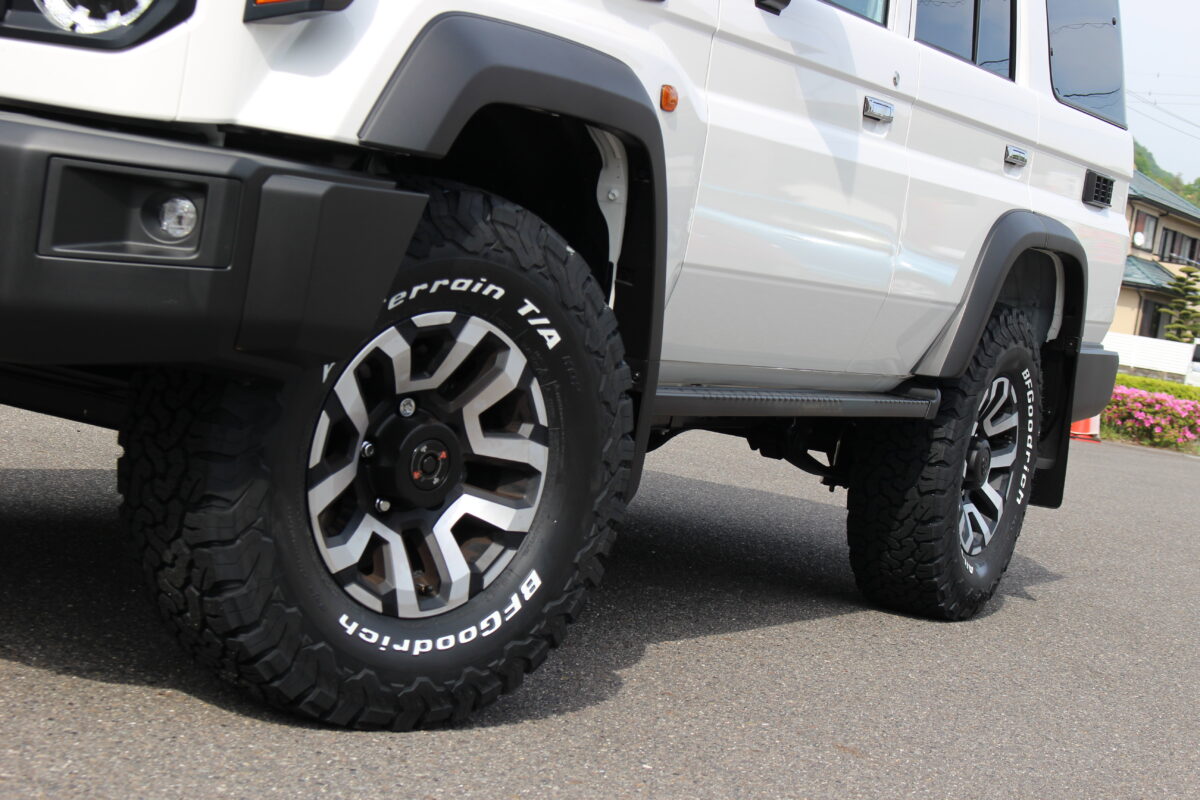 再再販ランクル70のタイヤ交換 純正ホイールに265/75R16を装着