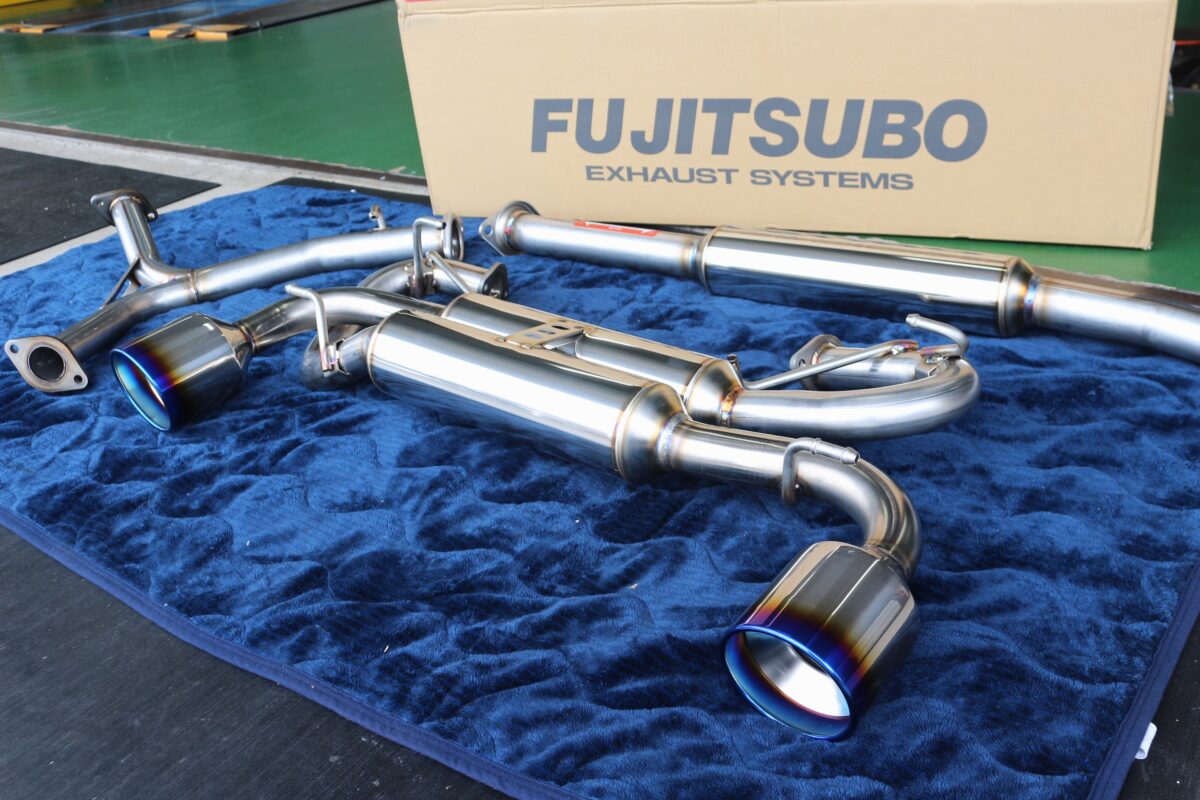 マフラー交換で運転性能って変わるの？86にフジツボマフラーを装着で