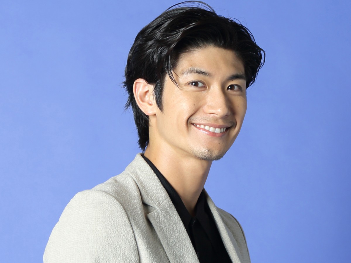 三浦春馬さん誕生日に凛々しいオフショット公開 『ブレイブ』公式に