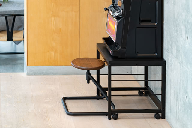 アイアンスタンド あなたに快適なプレイと便利さを。 A-SLOT