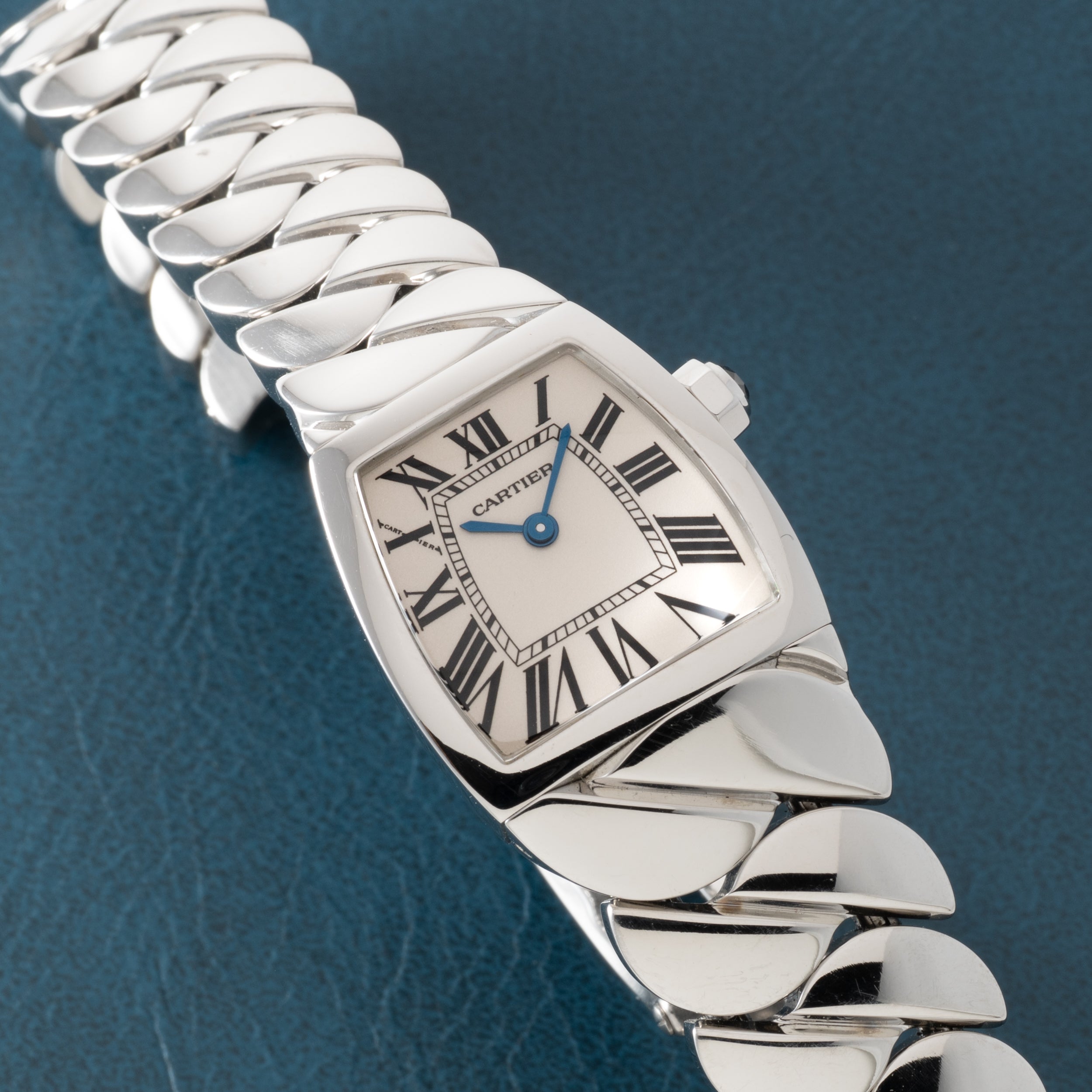 Cartier La Doña – Analog:Shift