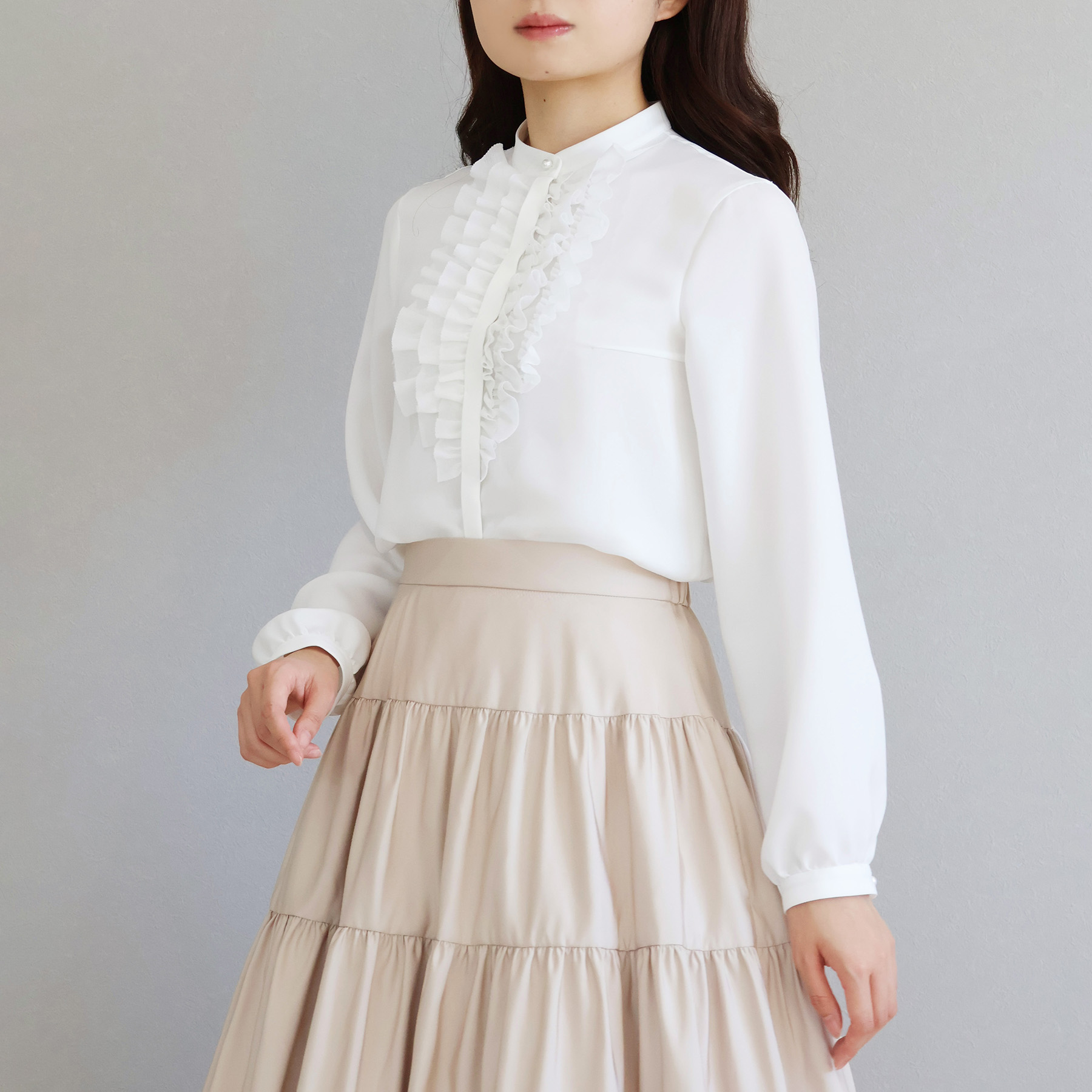 パウダーストレッチサテン センターフリルブラウス【JM2434BF】 商品