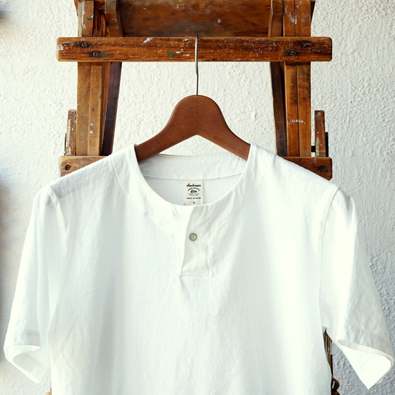 Jackman 1つボタン・見返し付きのヘンリーネックTシャツ（JM5713