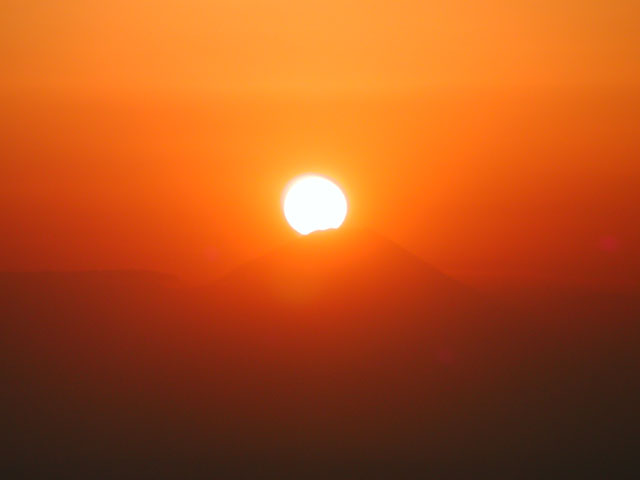 富士山頂へ沈む太陽を東京都庁で捉えた