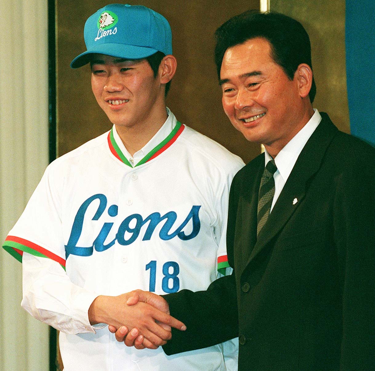 1998年、西武ライオンズに入団した松坂大輔は、東尾修監督と握手を