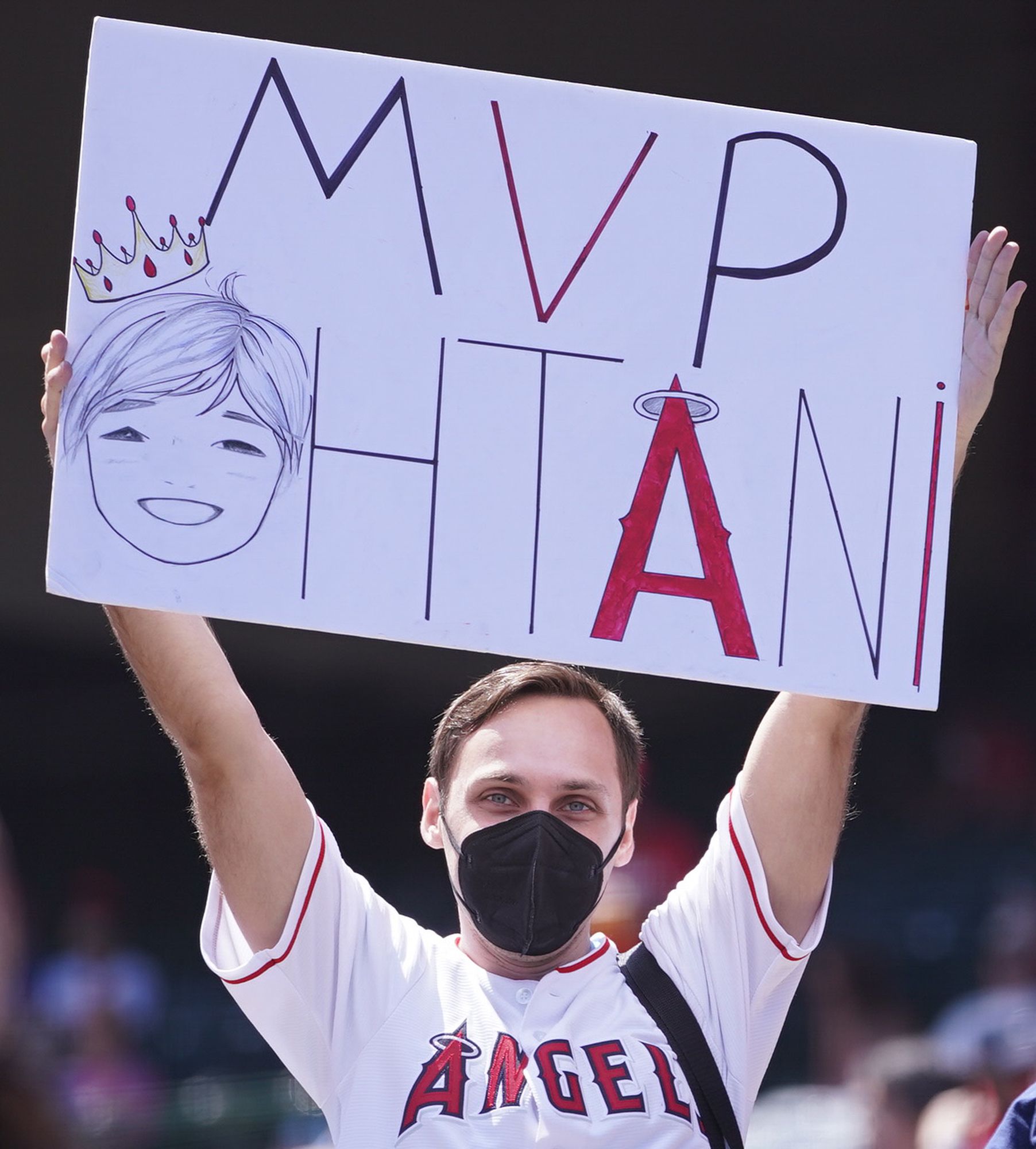 アスレチックス戦で「MVP」と書かれた大谷翔平のボードを掲げて応援
