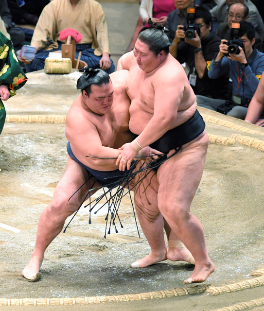 稀勢の里が初優勝 大関昇進後31場所、歴代で最も遅く：朝日新聞