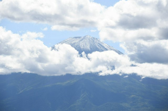 富士山頂の雲からプラスチック 「見えない汚染」が地球覆う、対策は