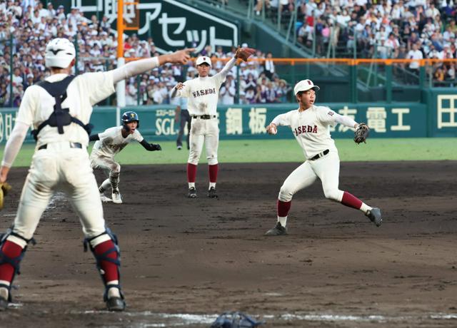 早稲田実が秘策「内野手5人シフト」 九回裏、絶体絶命の場面しのぐ