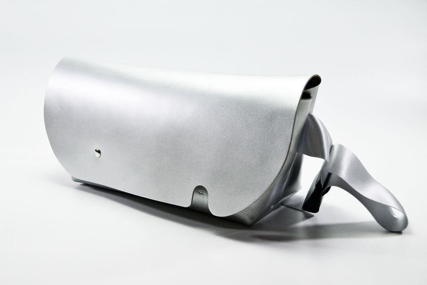 一枚革で製作したオールシルバーのメッセンジャーバッグ、 「Uni&co