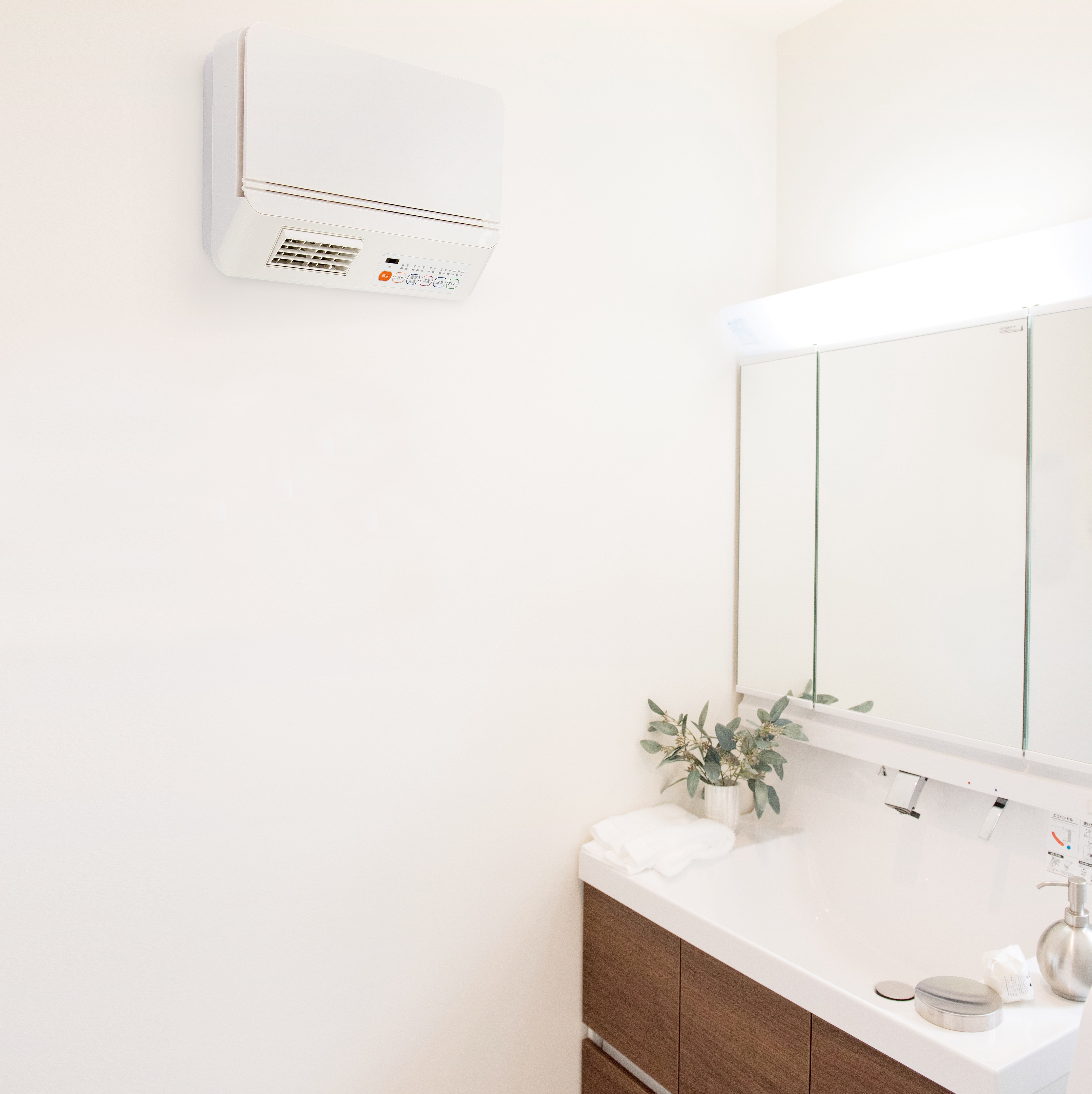 冬のヒートショック対策に最適な薄型の壁掛け式暖房 『脱衣所温風