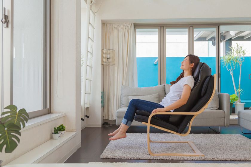 世界初の折りたたみマッサージチェアを9月13日発売！ 長年の研究で