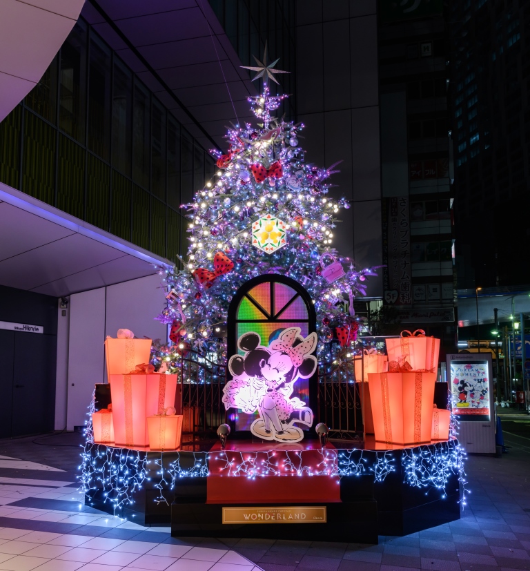 ミッキーマウスとミニーマウスがテーマのクリスマスツリー点灯式に柴咲