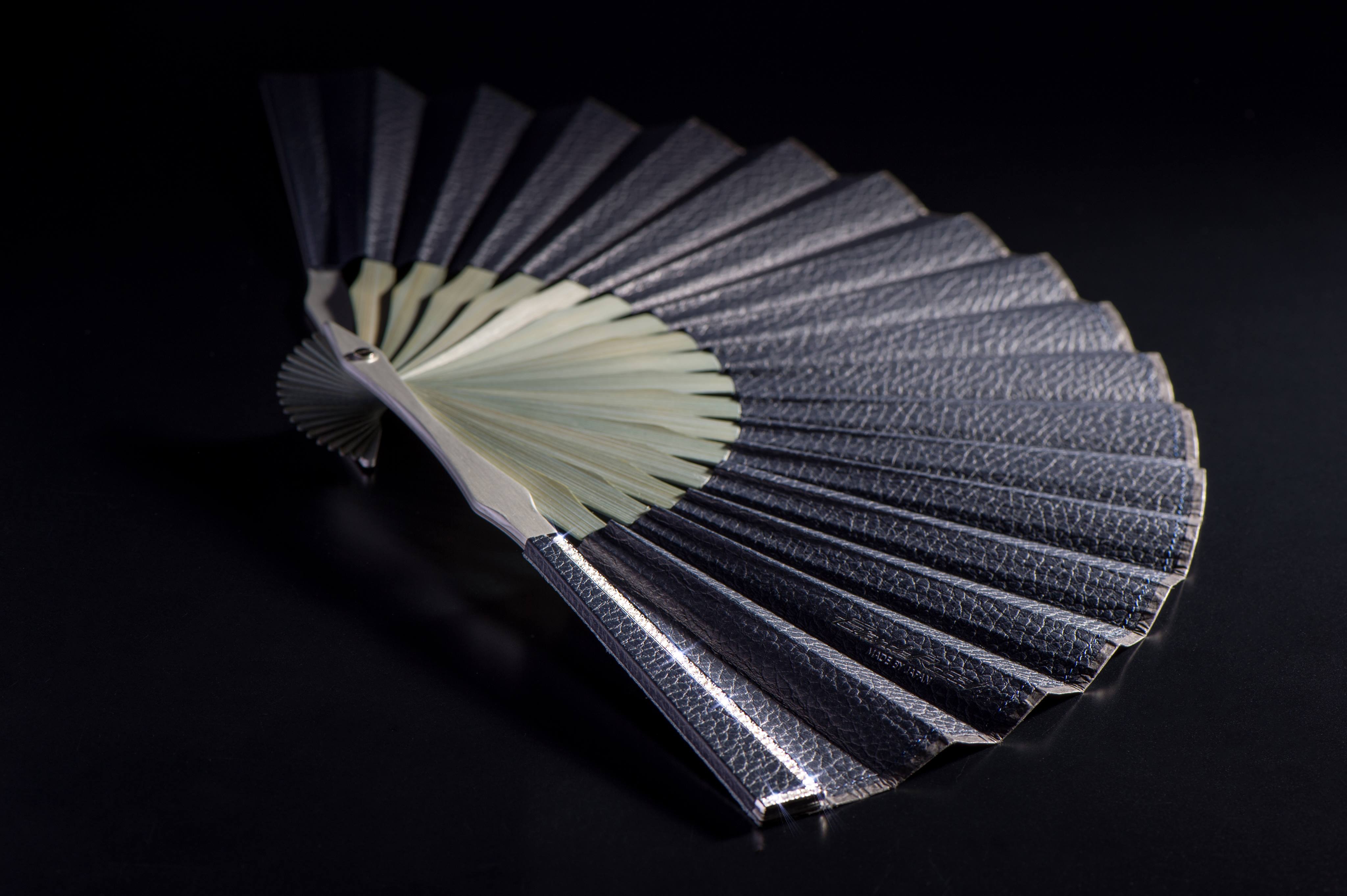 ダイヤにレザー、18K使用の「扇子」！ 若き起業家が立ち上げた日本発