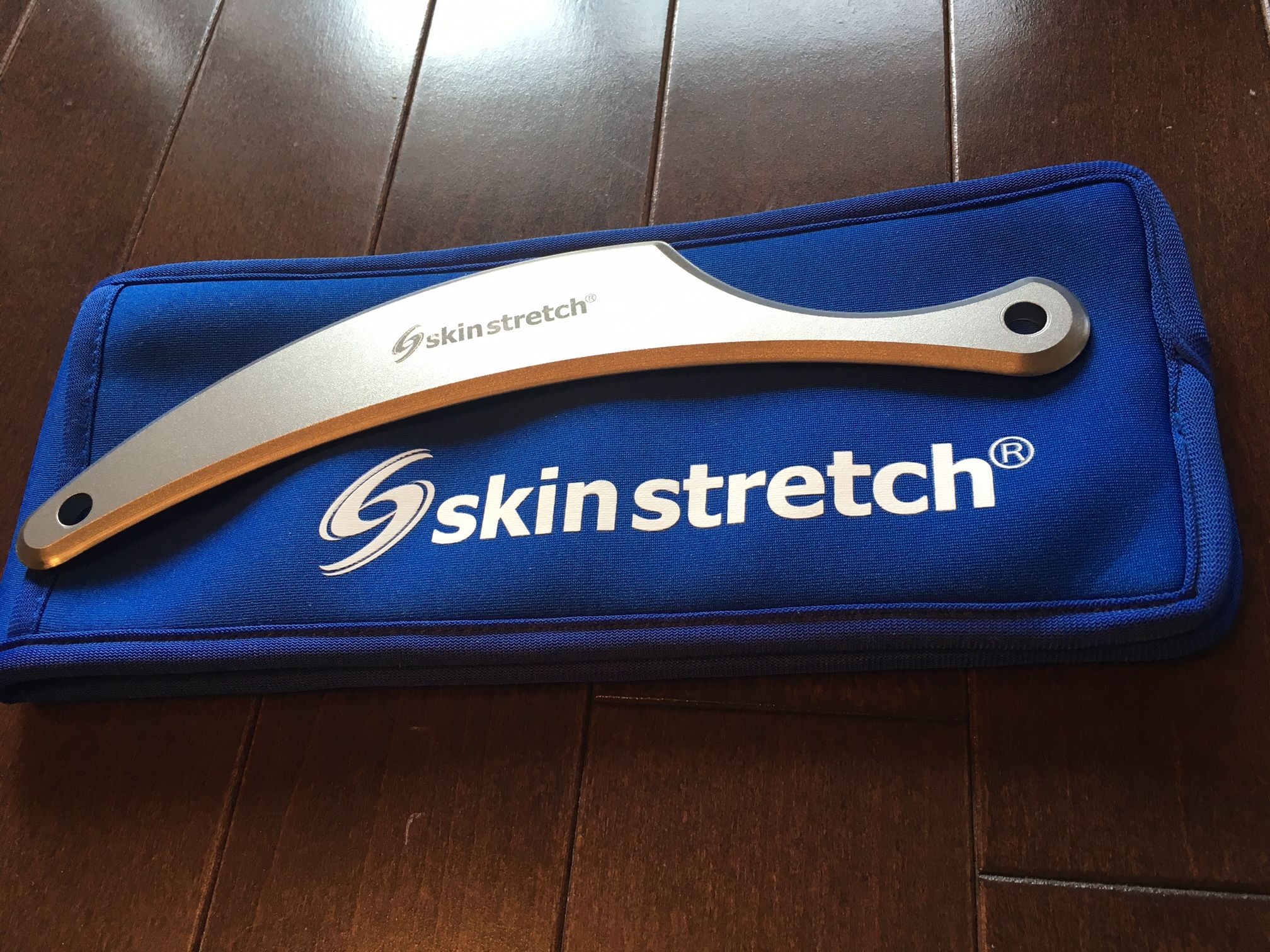 ナイフのようなステンレスツールで“筋膜リリース” 「スキンストレッチ