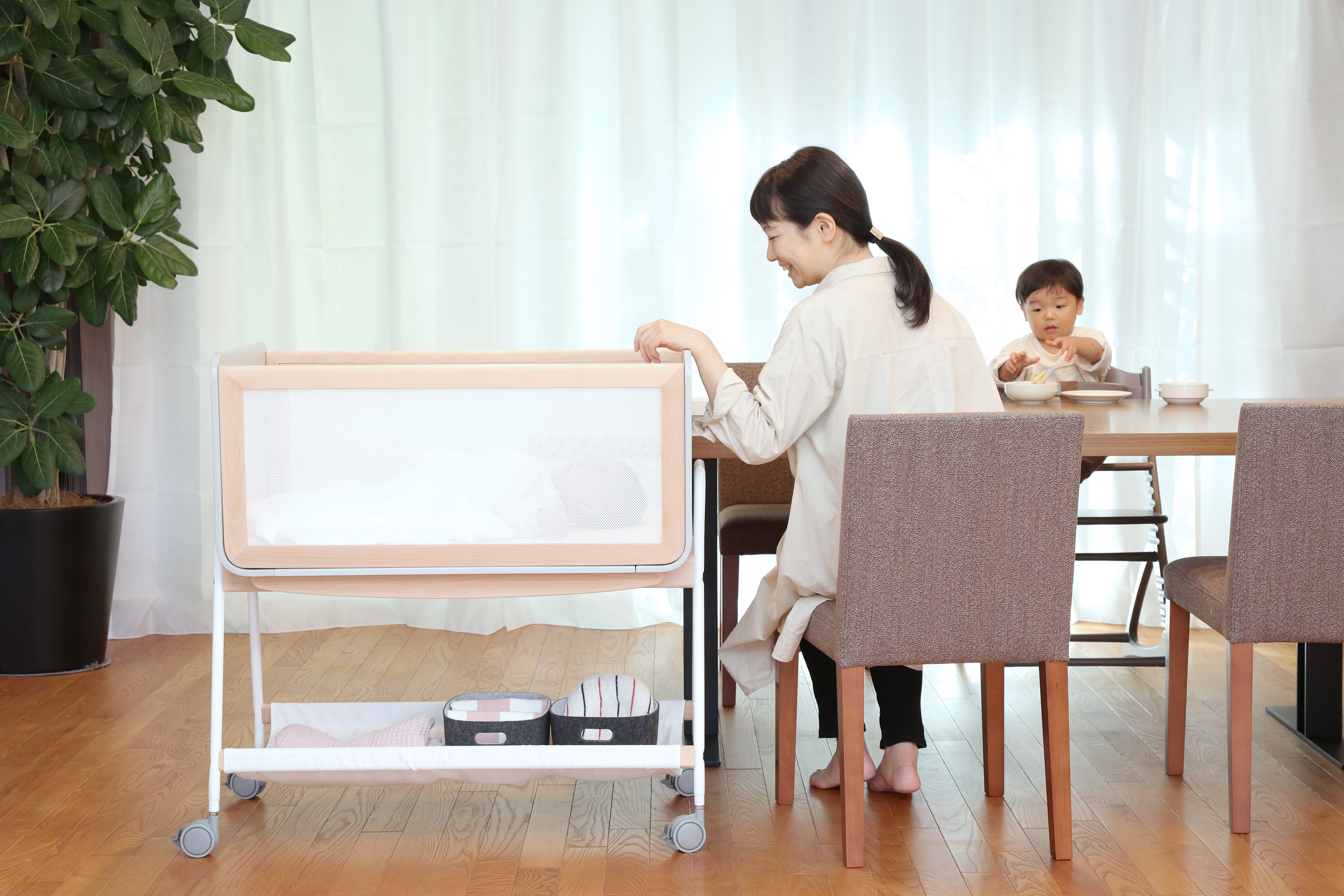 赤ちゃんを寝かせたまま移動できるベビーワゴン、 「リリワゴンII