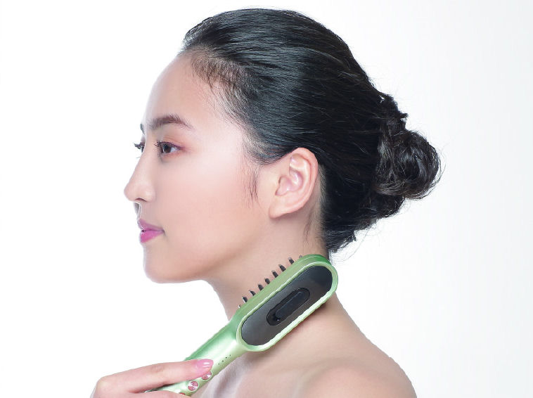 フェイス・ネック・デコルテを1本でケアできる EMS美顔器『miroku