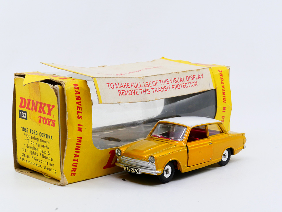 Dinky Toys GB Ford Cortina