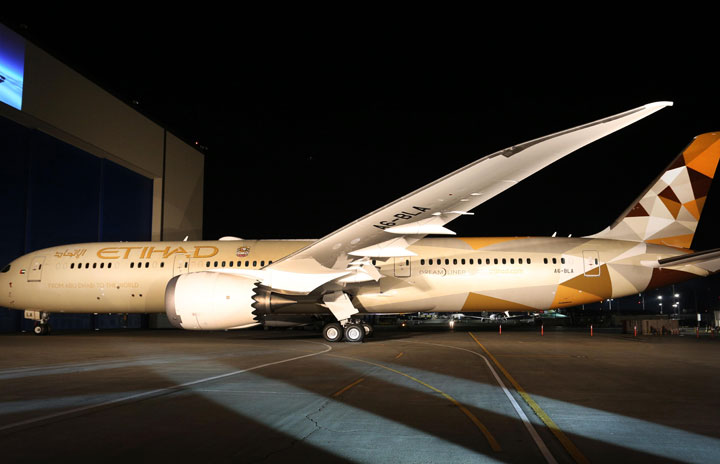 エティハド航空の787-9初号機、新塗装でロールアウト