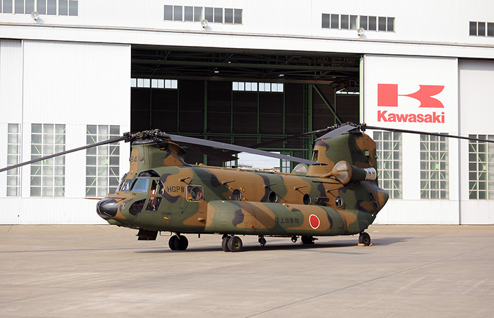 川崎重工、100機目のCH-47J納入 陸自に性能向上型