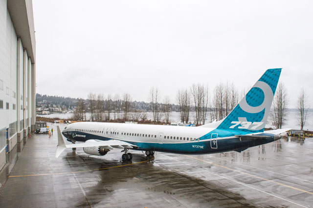 ボーイング、737 MAX 9をロールアウト 18年納入開始