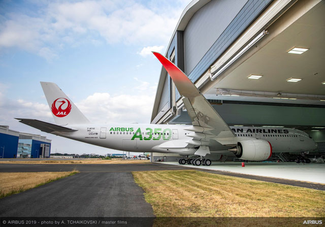 JALのA350、3号機がロールアウト 特別塗装3機が完成