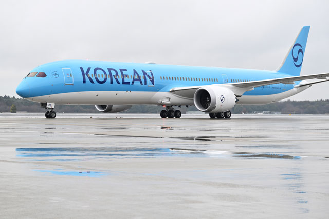 大韓航空、初の新塗装787-10就航 雨の成田に初便