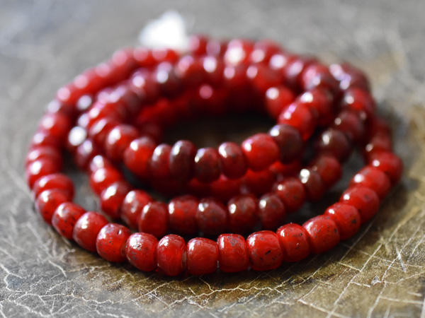 2406】ANTIQUEホワイトハーツ濃淡赤筒型大粒ビーズ一連1(Φ7.5mm