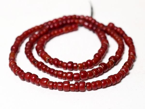 2512】ANTIQUEホワイトハーツ血赤&濃赤輪切型ミックス中粒ビーズ一連A1