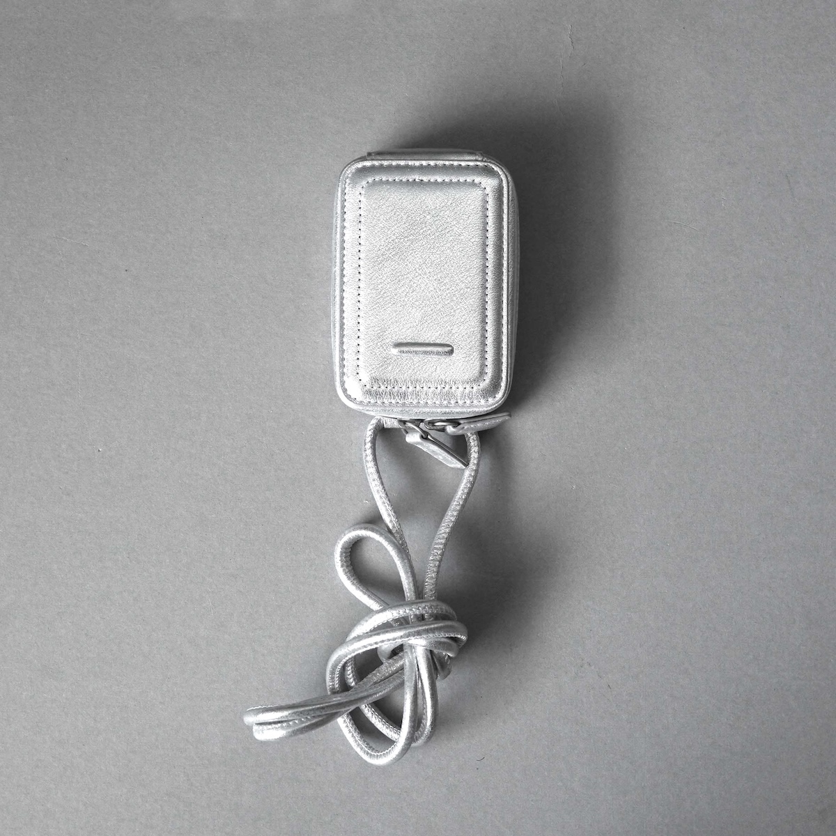 objcts.io / レザーストラップ付き iphone アクセサリー - マイクロバッグ