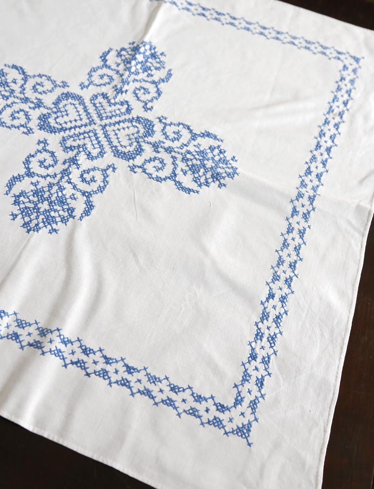 アンティーク・チェコ雑貨のお店 bábovka - クロスステッチのテーブル