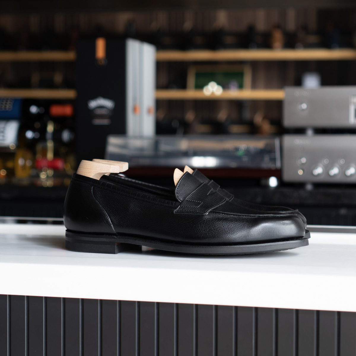 足を入れた瞬間に感じる、未体験の柔らかさ。クロケット＆ジョーンズの