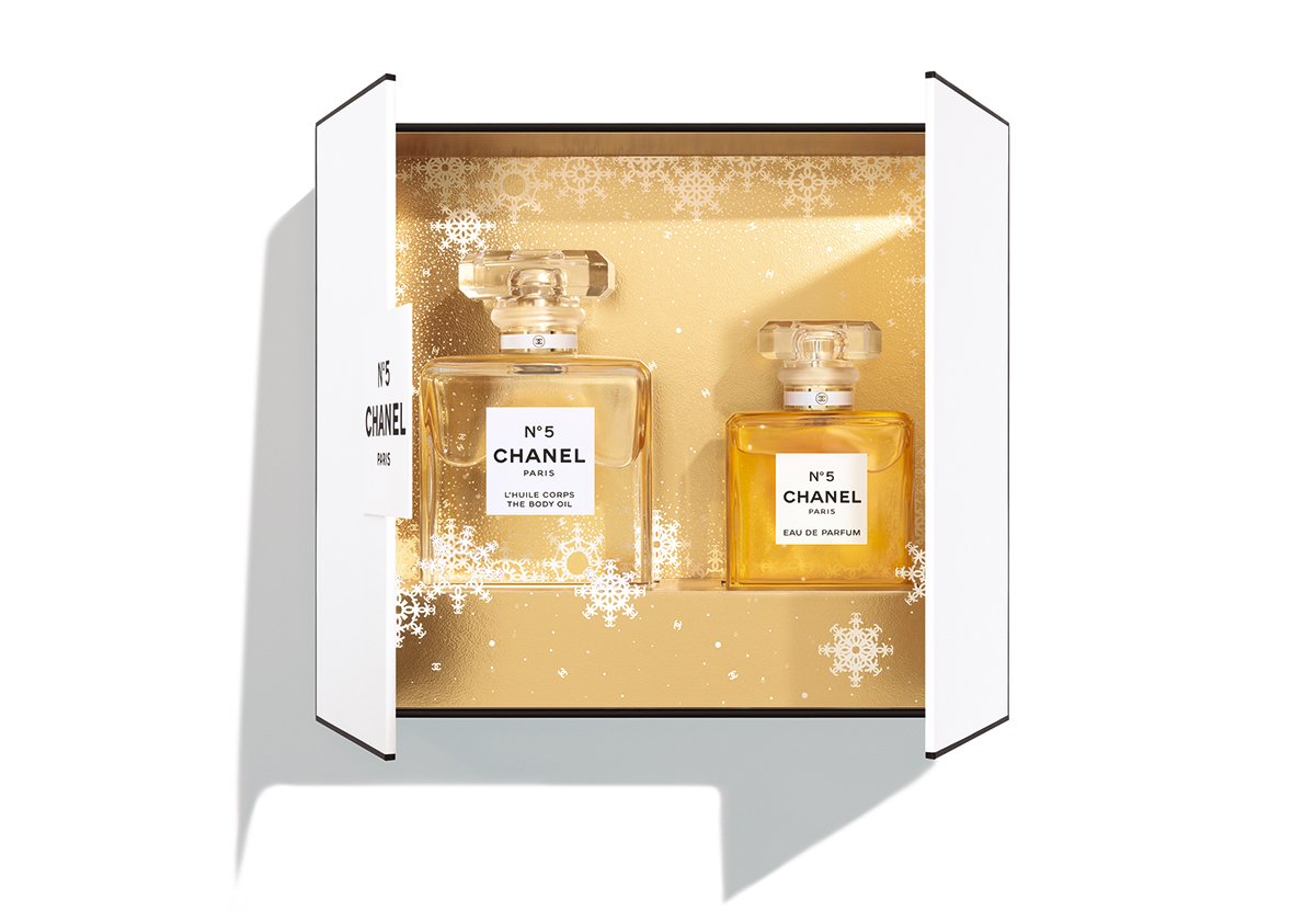 シャネル×クリスマスコフレ2024】ポーチ付きのメイクセットや