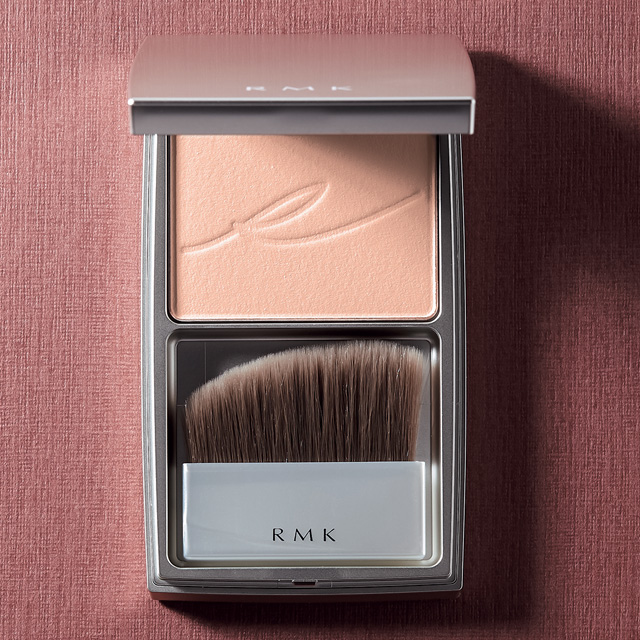 プロの評価は？ RMK「シルクフィット フェイスパウダー」使い方の実例