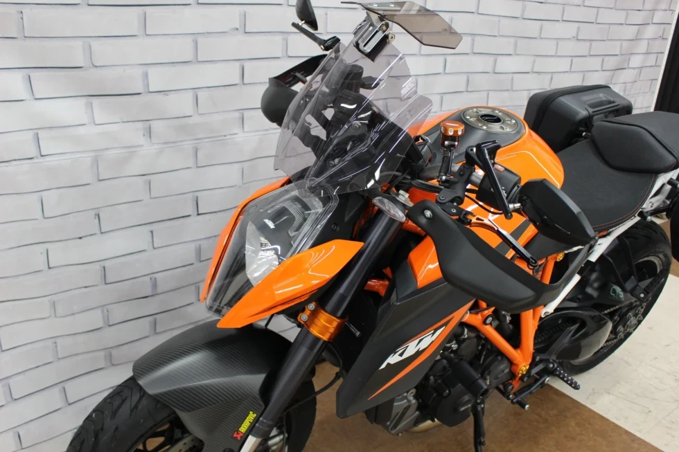 KTM 1290 SUPER DUKE R（デューク） AKRAPOVIC マフラー、サイドパニア