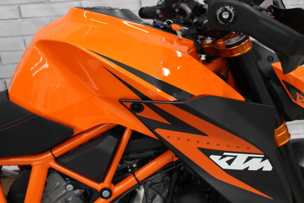 KTM 1290 SUPER DUKE R（デューク） AKRAPOVIC マフラー、サイドパニア