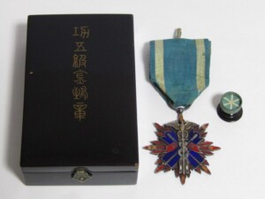 功五級金鵄勲章 略章 箱付き | 骨董品買取・和楽器買取 五宝堂