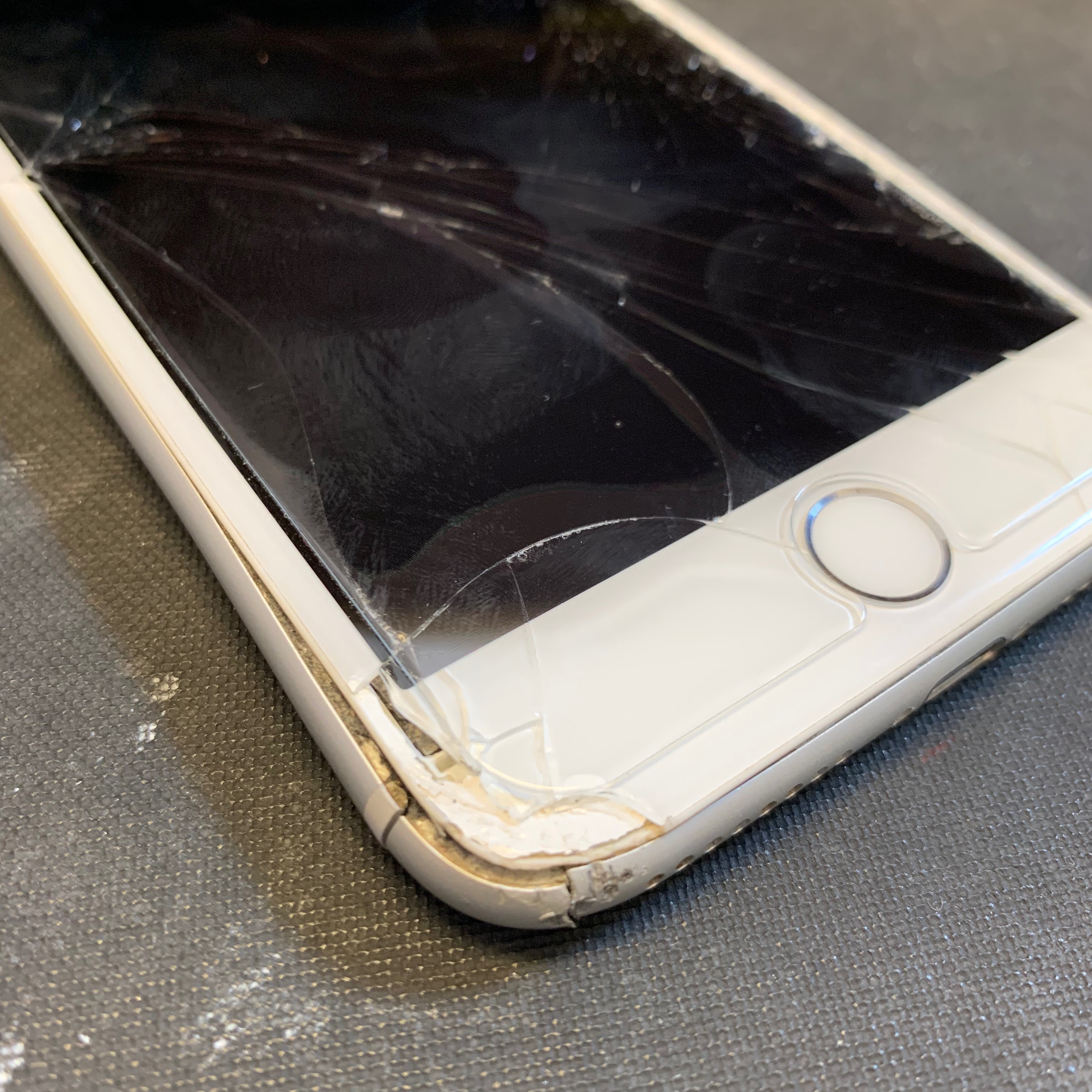 日野市からのお客様 iPhone8Plus（アイフォン8プラス）フレームが歪む