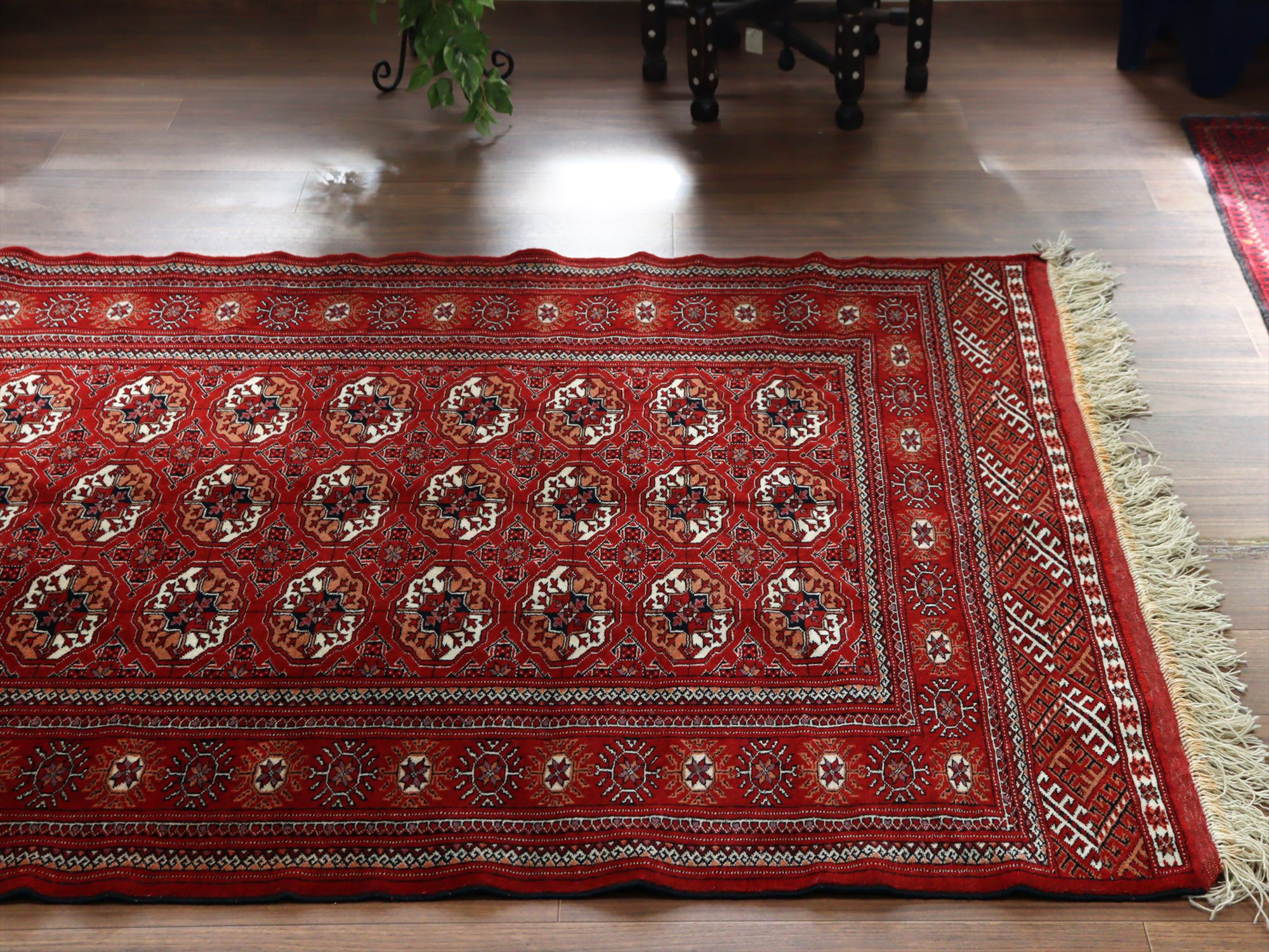 トルクメン族の絨毯 トライバルラグ208×134cm 連なるギュル文様 手織り