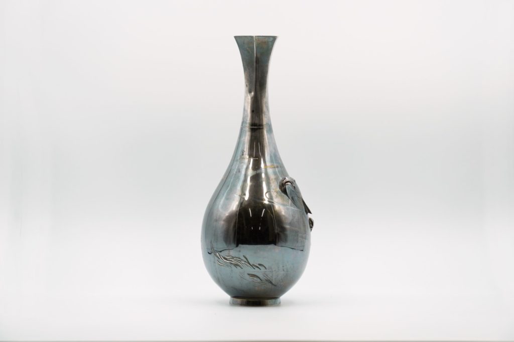 横山政行 純銀水面双鯉浮彫花瓶 | 明治工芸・明治金工の販売専門店なら