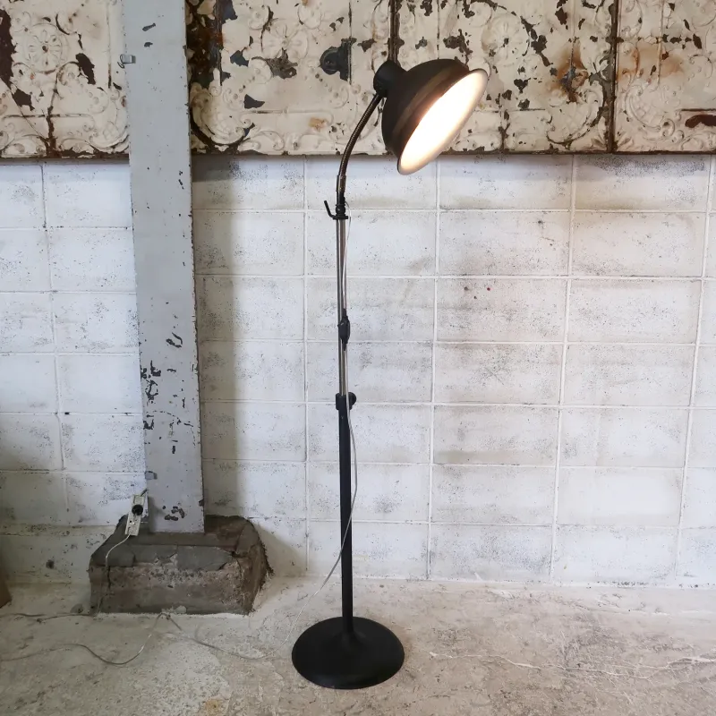 ビンテージ インダストリアルフロアランプ ｜ glow ANTIQUES