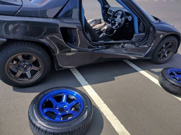 ブラッシュド+キャンディーブルーカスタムの14インチTE37をマツダAZ-1