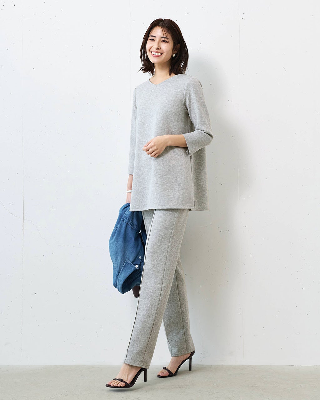 ライトダンボールニット・浅Vフレアトップス/DoCLASSE