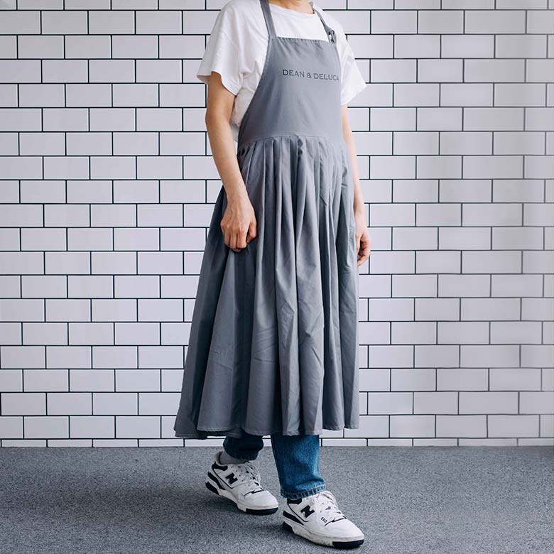 DEAN＆DELUCA×BEAMS COUTURE フレアのエプロンドレス チャコール