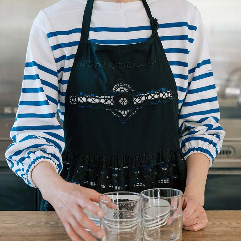 DEAN＆DELUCA×BEAMS COUTURE レースのエプロンドレス ブラック | DEAN