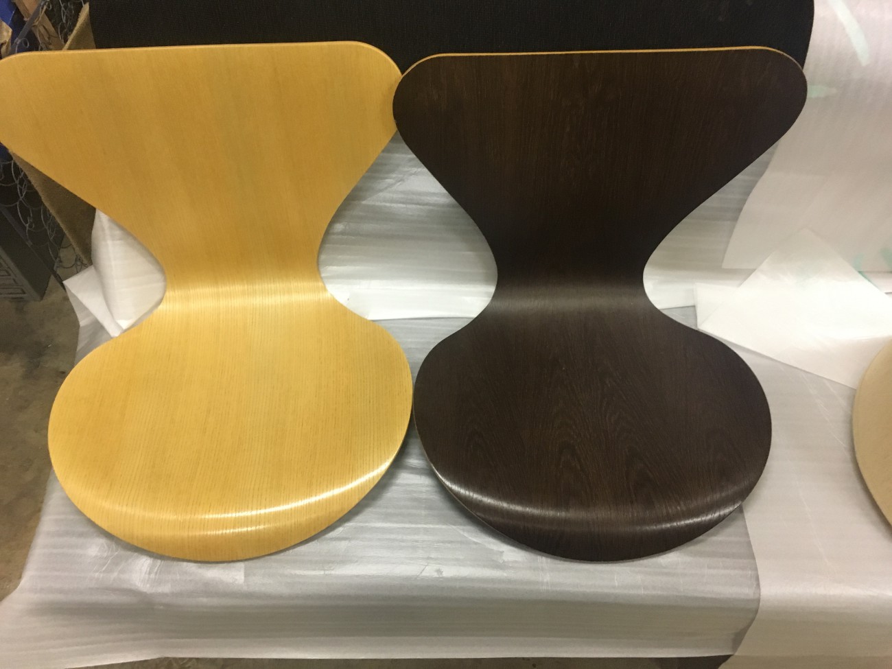 フリッツハンセンのセブンチェア（アントチェア）の座面と脚部の接着