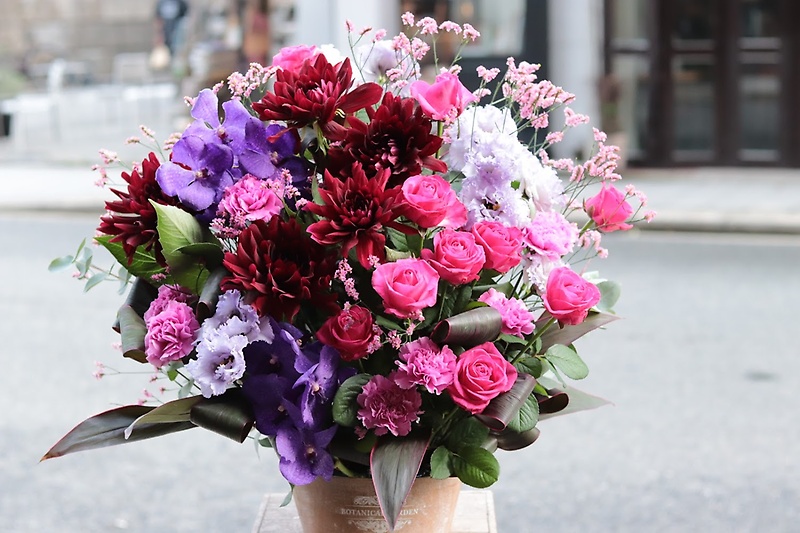 ピンクと紫の華やかアレンジメント「gracia flowers