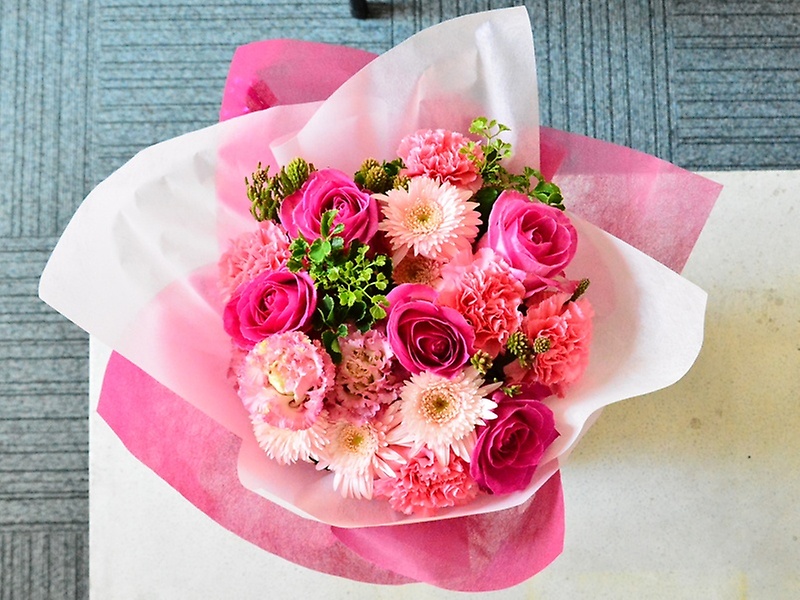 ピンクのバラメインのピンクブーケ「KAMOE／花萌」｜【イー