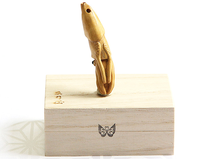 黄楊根付 イカ【岡壱名入り】｜京都の着物和装小物 ゑり正