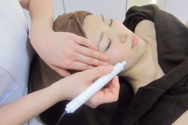 注目の低周波ペンシルのシミケア効果を解説｜従来のシミケア方法と比較